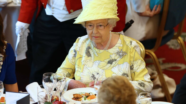 Королева Великобритании Елизавета вторая II за обеденным столом
