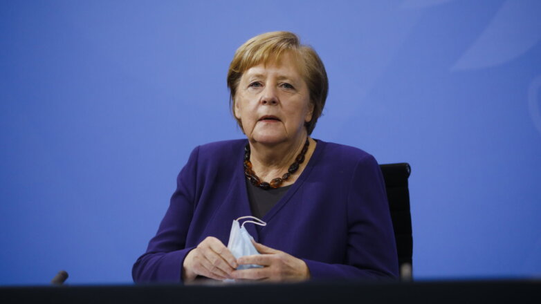 Ангела Меркель маска в руках