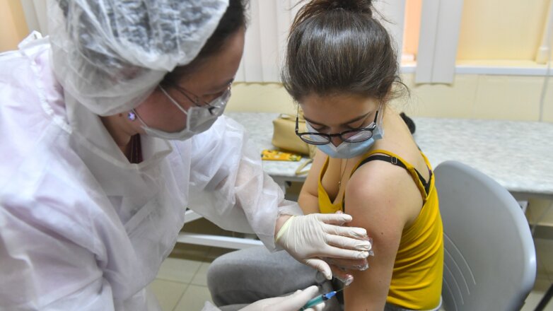 В Москве с 14 декабря откроют запись на вакцинацию для новых групп риска