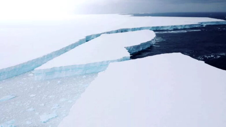 От Антарктиды откололся Айсберг размером с Петербург