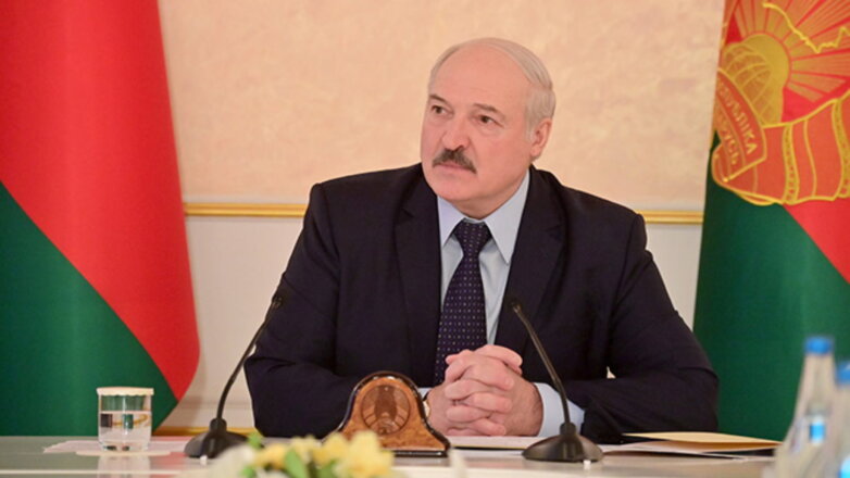 Александр Лукашенко сидит один