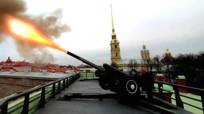 Чубайс отметил "новую миссию" выстрелом из гаубицы в Петропавловской крепости