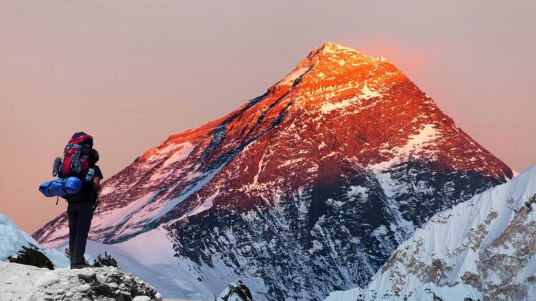 Человек смотрит на гору Эверест закат