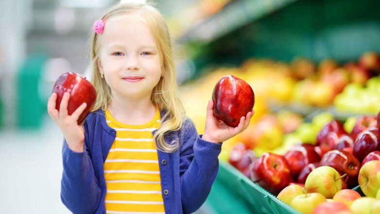 Девочка в магазине с яблоками apples selection