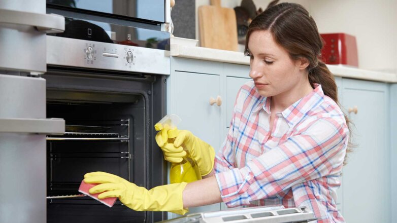 Раскрыт простой способ очистить духовку до блеска