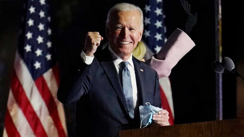 Джо Байден с маской микрофон Joe Biden speaks to supporters