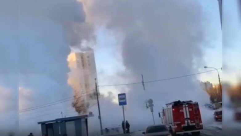Фонтаны забили из-под земли в Москве и Петербурге из-за прорыва труб: видео