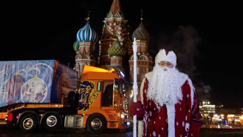 В Московский Кремль привезли главную новогоднюю елку