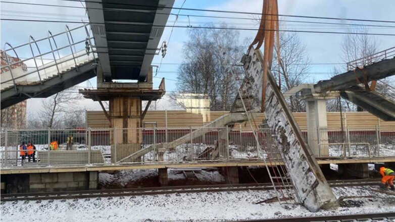 Обрушившийся мост задержал "Сапсан" и 8 электричек в Подмосковье: видео