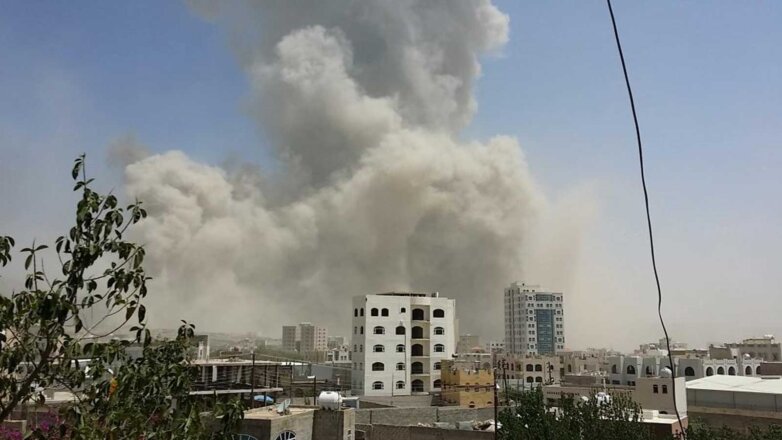Мощный взрыв прогремел в аэропорту Адена в момент прилета правительства