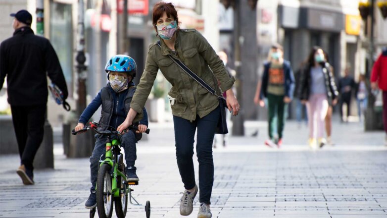 Мама с маленьким ребенком улица в масках Mother and a small child on the city streets wearing face masks