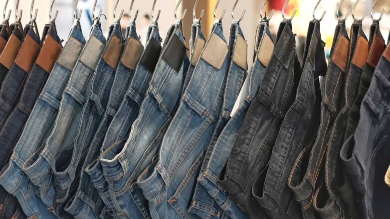Эксперты рассказали, как правильно стирать джинсы в стиральной машине