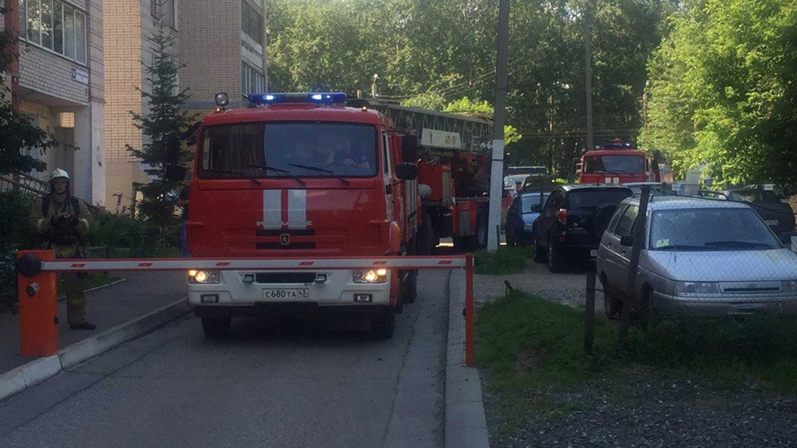Проезды пожарной техники. Пожарная машина во дворе. Проезд пожарной техники. Пожарная машина возле дома. Автомобиль у шлагбаума.
