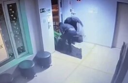 В Краснодаре трое мужчин украли банкомат, выдернув его из пола: видео