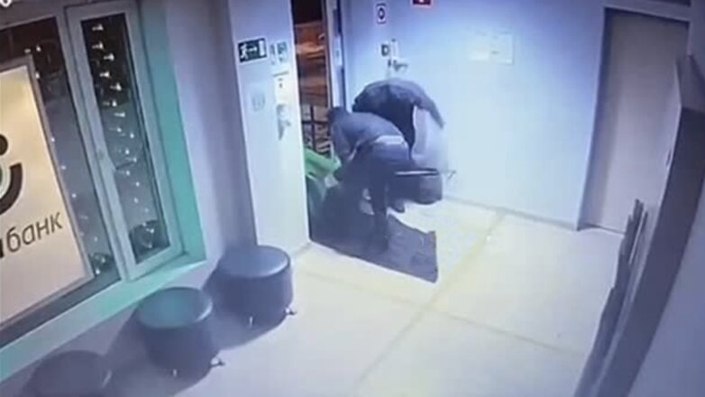 В Краснодаре трое мужчин украли банкомат, выдернув его из пола: видео