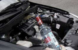 Водителям посоветовали возить бутылку водки в машине
