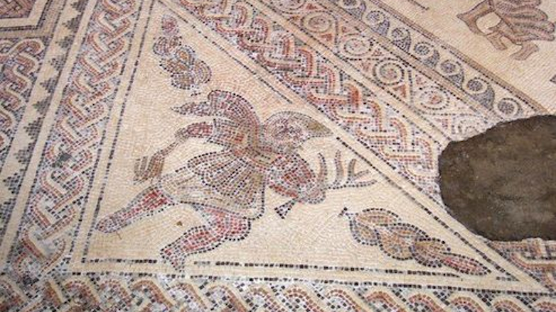 Археологов удивила римская мозаика V века на вилле Чедуорт в Англии