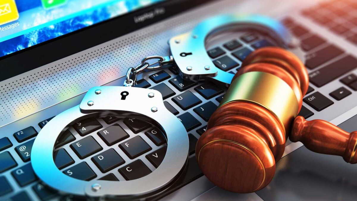 handcuffs computer компьютер наручники тюремный срок