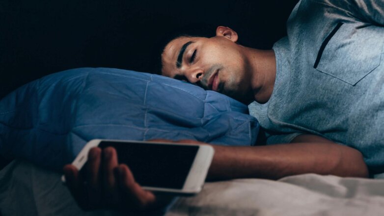Оценена опасность оставленного у кровати на ночь смартфона