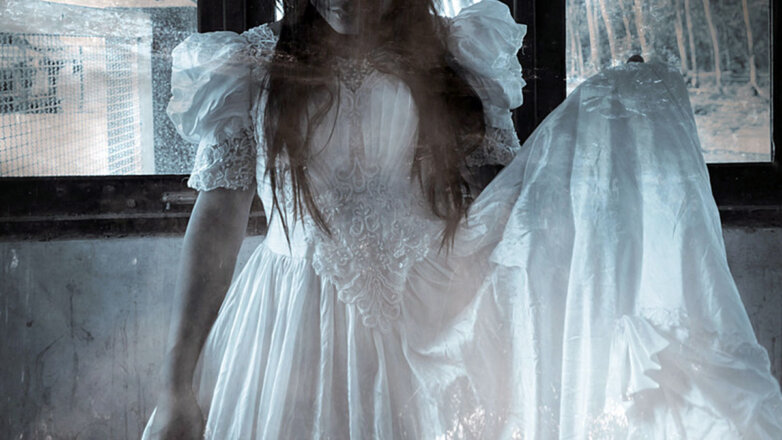 Невеста подобрала загадочный предмет в старом доме и пожаловалась на призраков