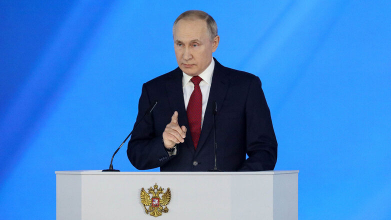 Президент РФ Владимир Путин у трибуны указывает пальцем