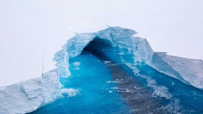 Угрозу разрушения крупнейшего в мире айсберга заметили ВВС Британии: фото