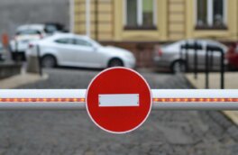 Большинство шлагбаумов во дворах окажутся вне закона с 1 января
