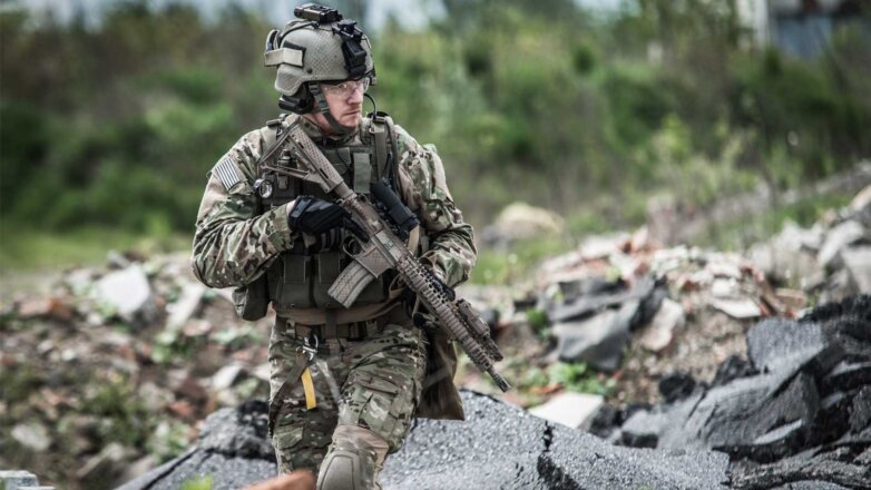 солдат украинской армии патрулирует soldier on patrol at modern battle field