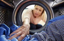Названо время, на которое можно оставить мокрую одежду в стиральной машине