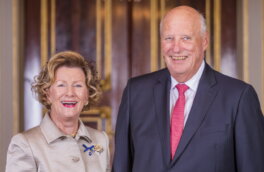 Король и королева Норвегии сделали прививки от коронавируса