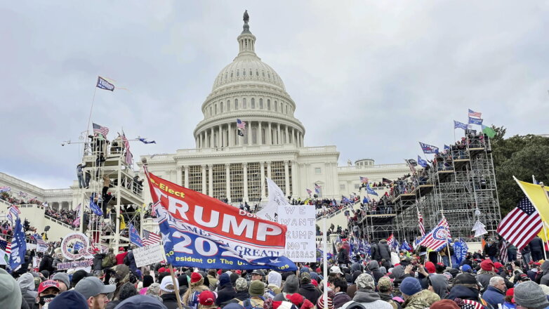 США протесты сторонники Трампа окружили Капитолий два