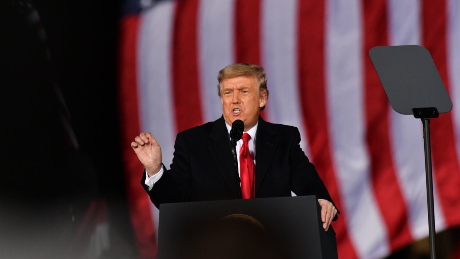 Трамп на фоне флага. Трамп подписывает Лирианцы.