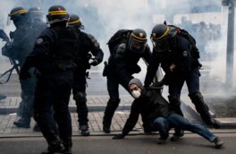 Во Франции пострадали 12 полицейских на акциях протеста за свободу прессы