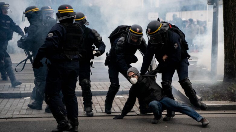Во Франции пострадали 12 полицейских на акциях протеста за свободу прессы