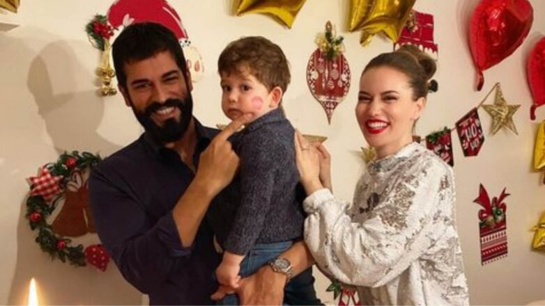 Жена самого красивого актера Турции Бурака Озчивита показала новогодний стол