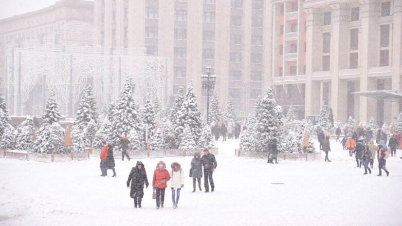 Москва зима погода снегопад прохожие