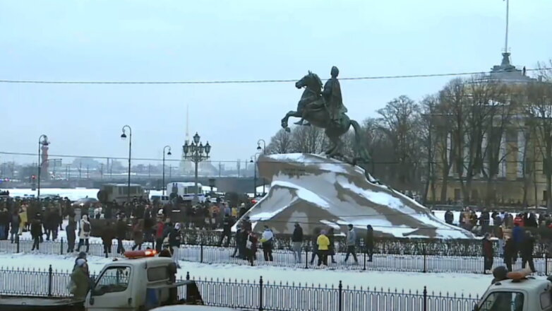 Участники незаконной акции в Петербурге вышли на Невский проспект