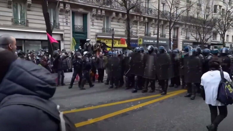 Более 140 человек задержаны на протестах против пенсионной реформы в Париже