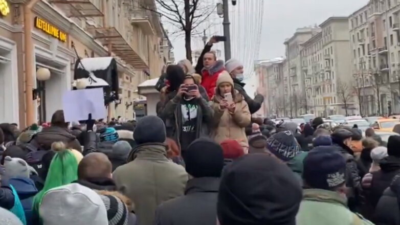 Из-за протестов в Москве полиция перекрыла Манежную площадь