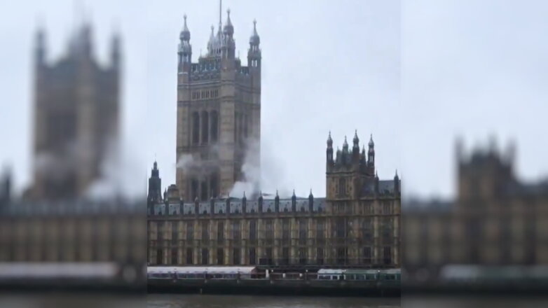 В Лондоне над зданием парламента поднялся дым