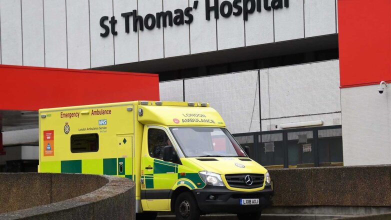 Больница Лондон Англия Ambulances parked up outside the Accident