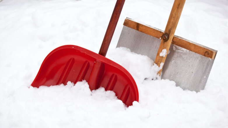 Россиянам объяснили, какую лопату для уборки снега лучше выбрать