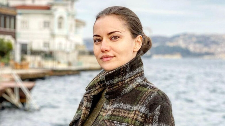 Супруга турецкого актера Бурака Озчивита показала округлившийся живот