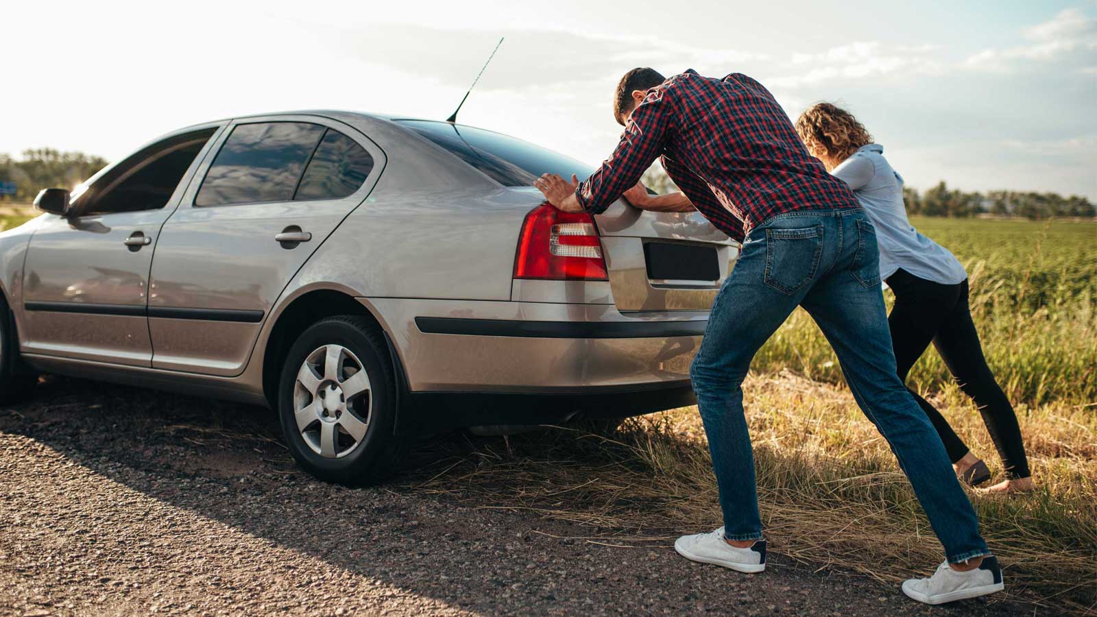 Люди из тулы. Мальчики толкают машину. Пешеход водитель самокатчик мем. Толкнул человека тула. Толкнул человека тула.