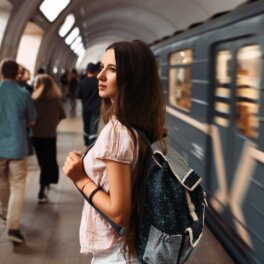 В дептрансе Москвы рассказали, какие вещи пассажиры чаще всего забывают в метро