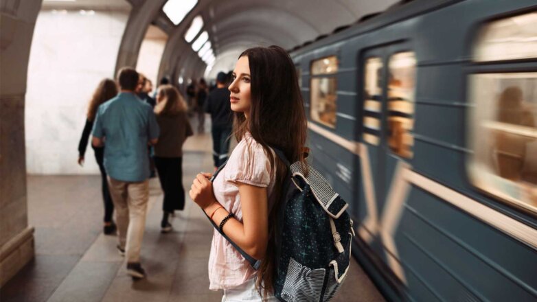 Портрет молодой девушки с сумкой в метро Подросток ждет поезд метро