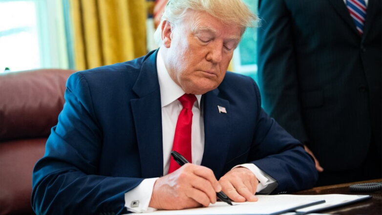 Дональд Трамп подписывает подписал пишет указ приказ документ один