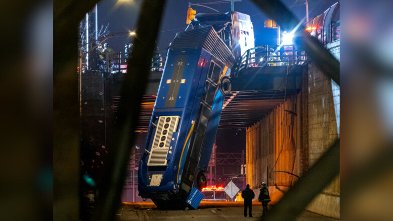 В Нью-Йорке автобус вылетел с эстакады, повис и надломился
