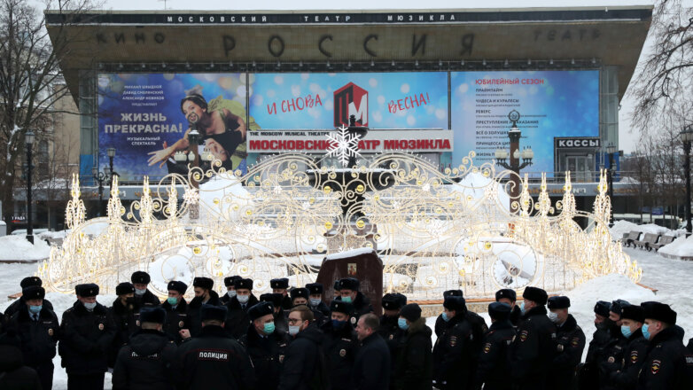 Сотрудники полиции на Пушкинской площади