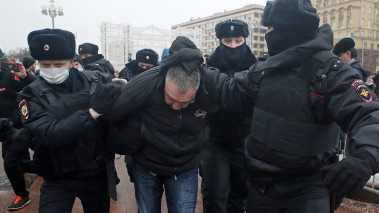 Сотрудники полиции задерживают участника несанкционированной акции в поддержку Алексея Навального